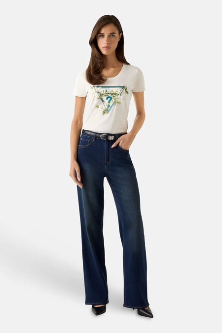 Gebroken wit T-shirt met korte mouwen van Guess met een bloemen driehoekig logo.