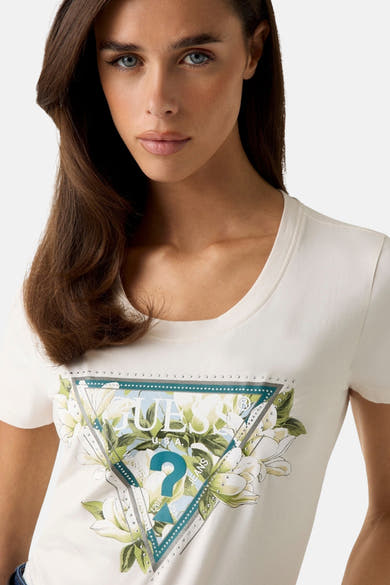 Wit T-shirt met korte mouwen van Guess® met een bloemenprint en een Guess Jeans driehoekig logo versierd met studs.