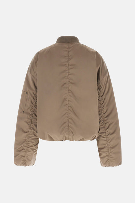 Veste courte taupe de Guess, avec des manches amples froncées et une fermeture éclair centrale au dos.