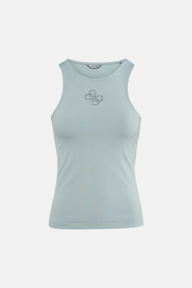 Groen mouwloos topje van Guess, met decoratief logo en geribbelde textuur, gedragen met een zwarte broek en sportschoenen.
