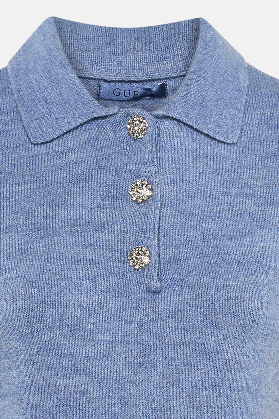 Pull bleu en maille de Guess, avec col à revers et boutons brillants décoratifs.