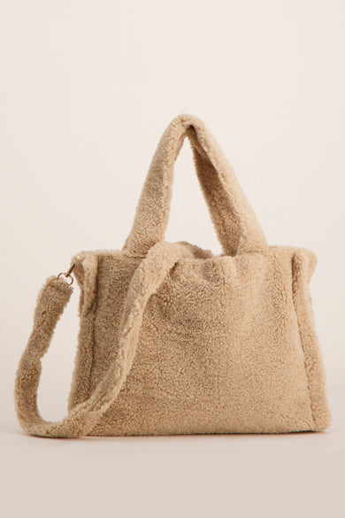 Sac à main en fausse fourrure beige d'Access®, avec une bandoulière et des poignées assorties.
