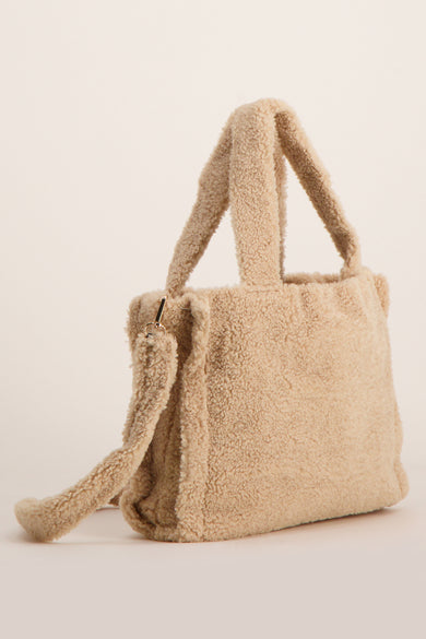 Sac à main beige en fausse fourrure d'Access®, avec bandoulière amovible et garnitures dorées.