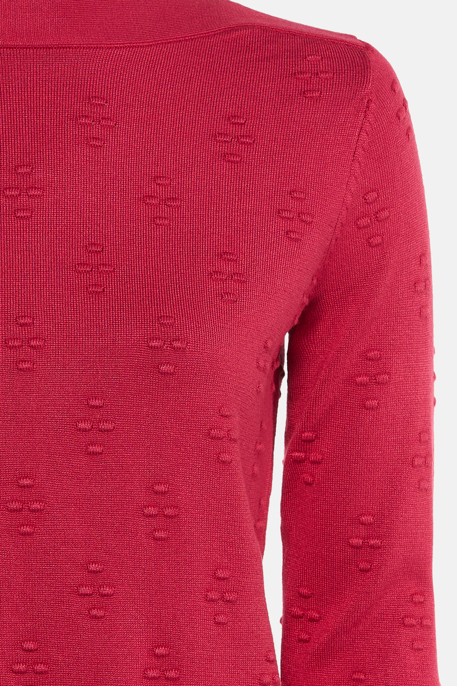 Pull rose à col rond par Zabaione, avec un motif texturé en forme de croix.