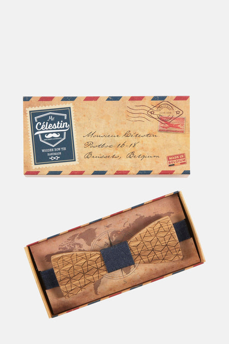 Nœud papillon en bois marron par MR. CELESTIN, avec motif géométrique, présenté dans une boîte décorative.
