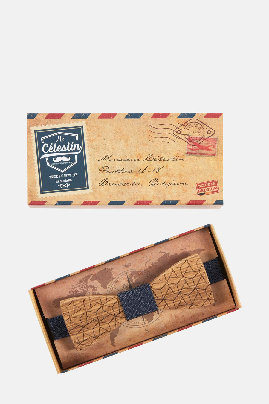 Nœud papillon en bois marron par MR. CELESTIN, avec motif géométrique, présenté dans une boîte décorative.
