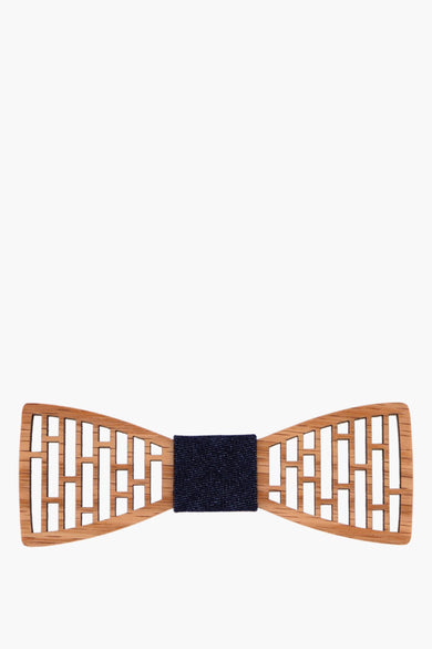 Nœud papillon beige en bois by MR. CELESTIN, à motif géométrique ajouré et bande centrale bleu marine texturée.