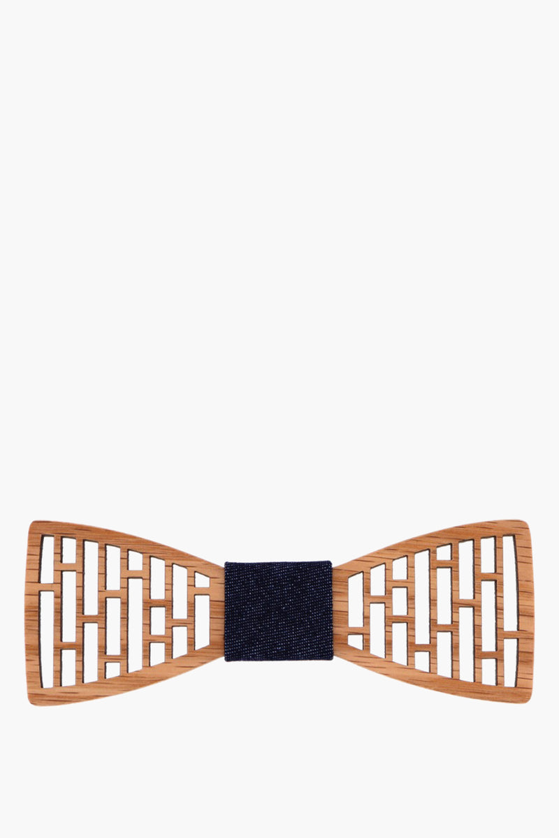 Nœud papillon beige en bois by MR. CELESTIN, à motif géométrique ajouré et bande centrale bleu marine texturée.