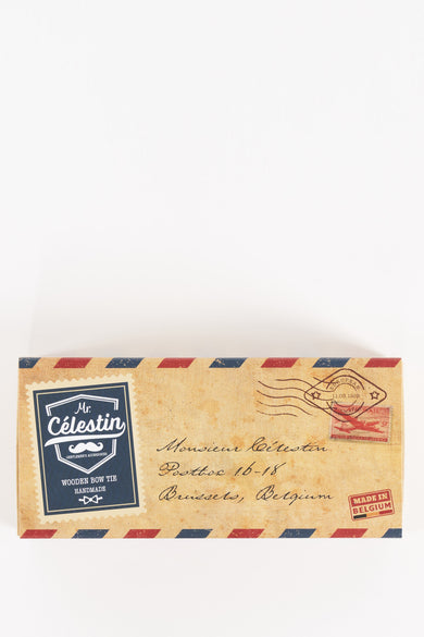 Nœud papillon beige de Mr. Célestin, présenté dans un emballage style vieille enveloppe postale.
