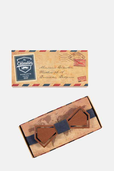 Nœud papillon en bois brun de Mr. Célestin, présenté dans une boîte décorée d'une carte du monde et d'un motif postal.

