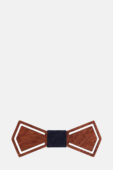 Nœud papillon marron en bois de MR. CELESTIN, avec un empiècement central en tissu bleu foncé texturé.