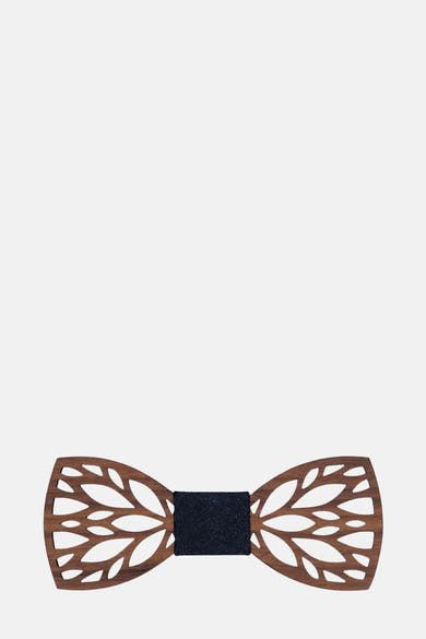 Nœud papillon en bois marron de Mr. Celestin avec motif ajouré en forme de feuilles et centre en tissu texturé.