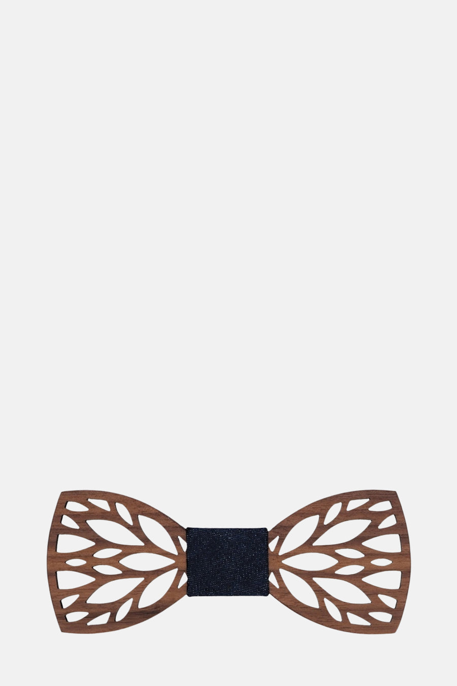 Nœud papillon en bois marron de Mr. Celestin avec motif ajouré en forme de feuilles et centre en tissu texturé.