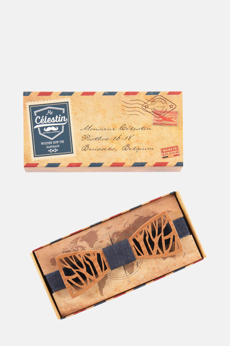 Nœud papillon en bois brun de Mr. Célestin, avec un motif ajouré en forme de branches d'arbre, présenté dans sa boîte cadeau décorative.