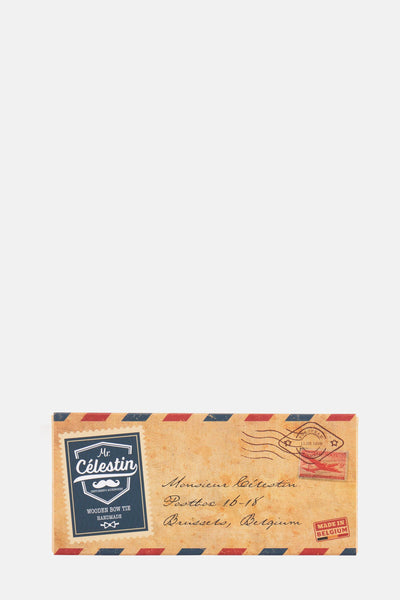 Nœud papillon marron de MR. CELESTIN, motif enveloppe vintage avec adresse à Bruxelles et cachet "Made in Belgium".

