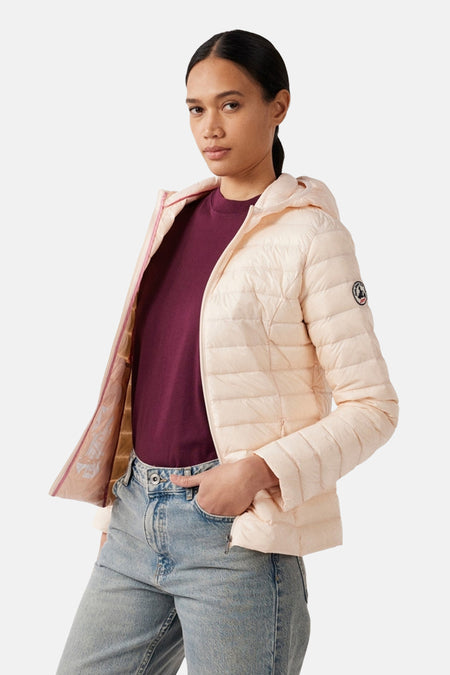 Veste de pluie rose de JOTT, portée ouverte avec un t-shirt bordeaux et un jean.
