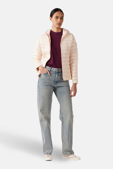 Roze regenjas van JOTT, gedragen met een casual spijkerbroek en canvas sneakers.