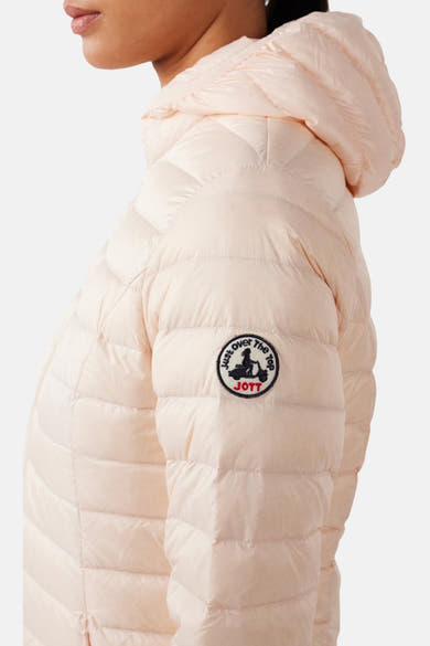 Roze regenjas van JOTT, met capuchon en rond logo op de mouw.