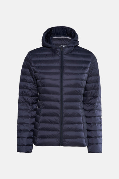 Donkerblauwe regenjas van JOTT, gewatteerd met een capuchon.