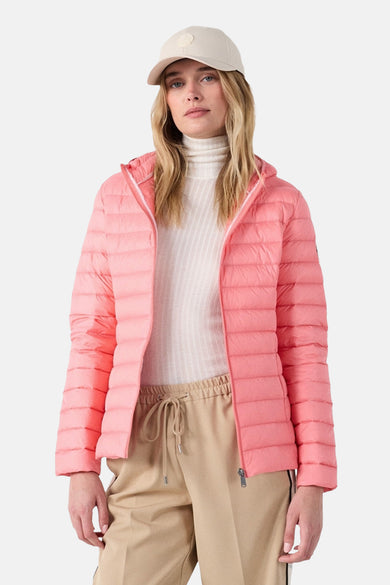 Veste de pluie rose de JOTT, avec une fermeture éclair apparente et portée sur un pull à col roulé et un pantalon de survêtement.