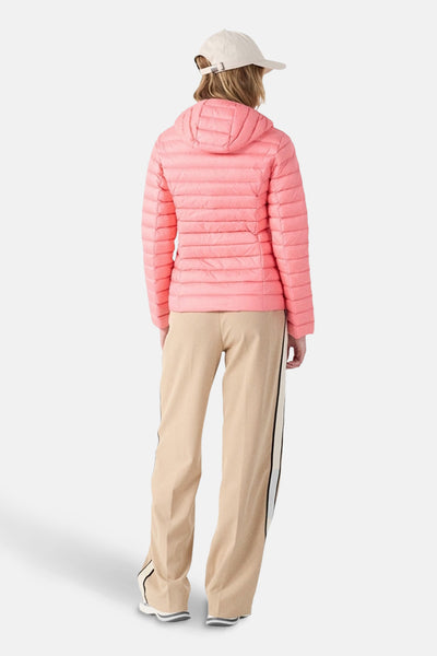 Veste de pluie rose de JOTT, avec capuche, portée avec un pantalon beige à rayures latérales et une casquette beige, vue de dos.
