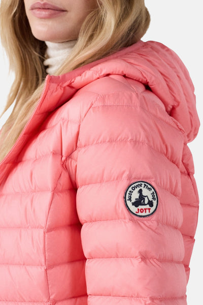 Veste de pluie rose par JOTT, avec capuche et logo rond sur la manche.