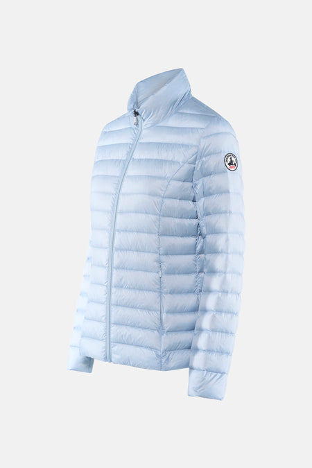 Veste de pluie bleu clair de JOTT, modèle matelassé avec fermeture éclair et logo sur le bras.