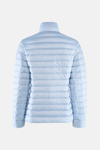 Veste de pluie bleu clair par JOTT, avec un col montant et un motif matelassé.