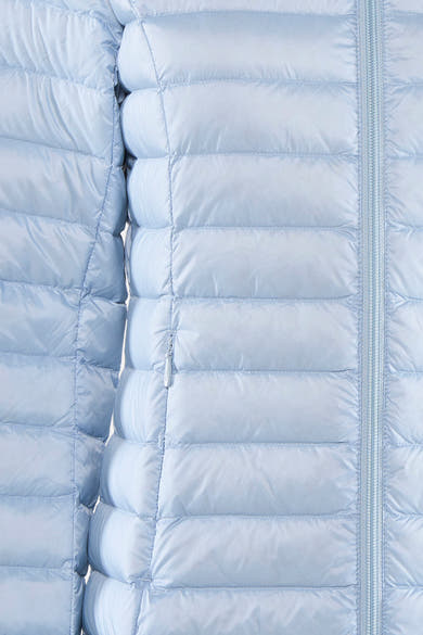 Imperméable bleu clair de JOTT, à matelassage horizontal et fermeture éclair ton sur ton.