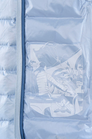 Imperméable bleu clair de JOTT, avec motif imprimé décoratif et fermeture éclair visible.
