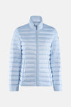 Veste de pluie bleu clair de JOTT, avec fermeture éclair sur fond neutre.
