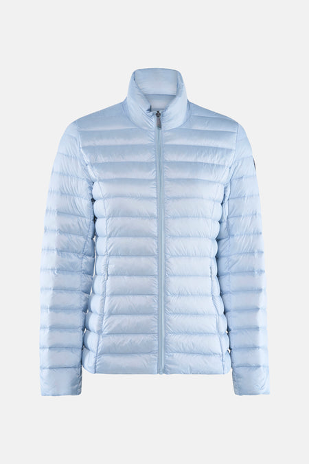 Veste de pluie bleu clair de JOTT, avec fermeture éclair sur fond neutre.
