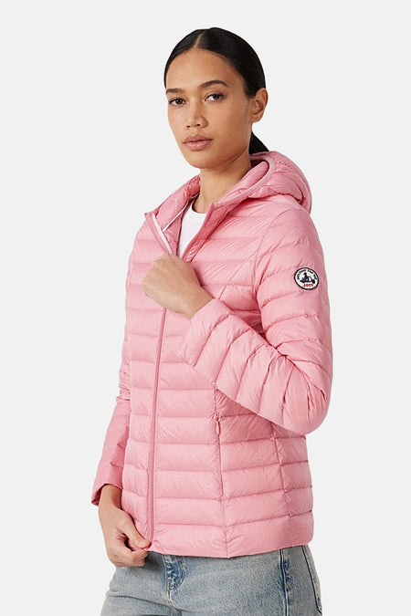Veste de pluie rose de JOTT, avec capuche, fermeture éclair et logo sur la manche.