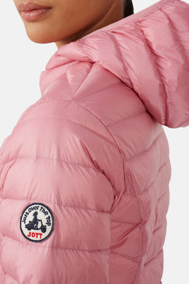 Veste de pluie rose de JOTT avec capuche, motif matelassé et patch logo sur la manche.