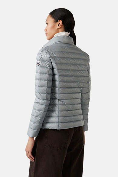 Veste de pluie grise de JOTT, avec un motif matelassé horizontal et un col montant.