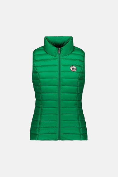 Groen mouwloos vest van JOTT, met ritssluiting en ronde badge op de borst.