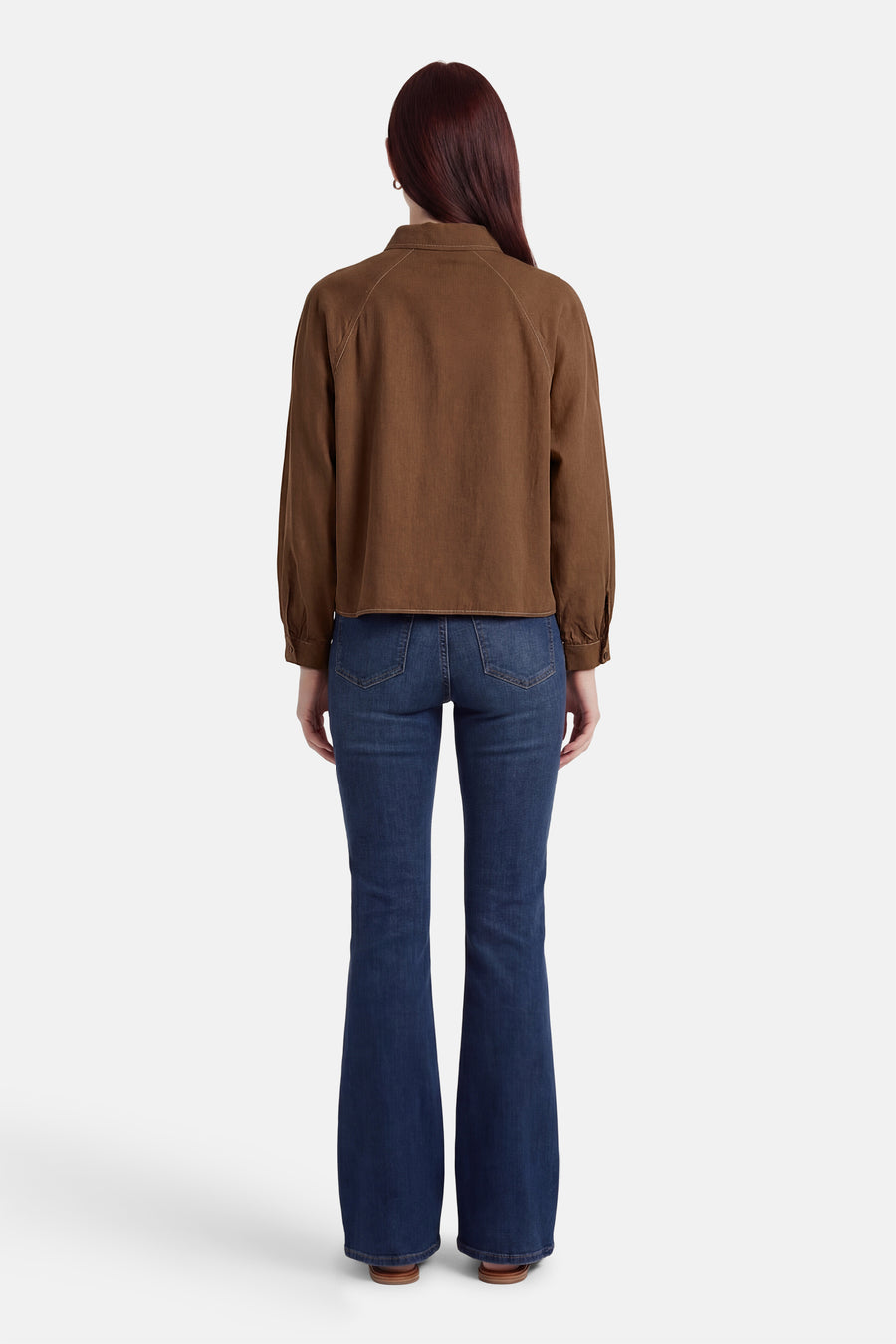 Chemise à manches longues marron de ADORE, vue de dos, portée avec un jean bleu évasé.
