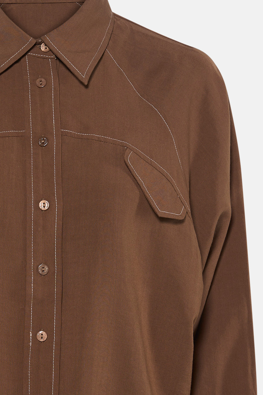 Chemise à manches longues marron de ADORE avec coutures contrastées blanches, poche poitrine et boutons assortis.