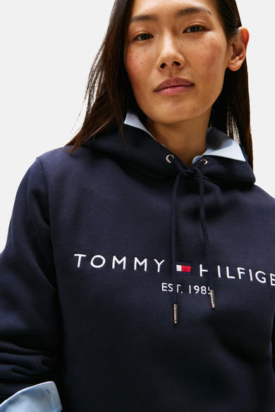 Blauwe hoodie van TOMMY HILFIGER met geborduurd logo en opschrift op de voorkant.