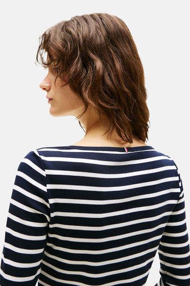 Blauw-wit gestreept T-shirt van TOMMY JEANS, met boothals en een driekleurig label in de nek.