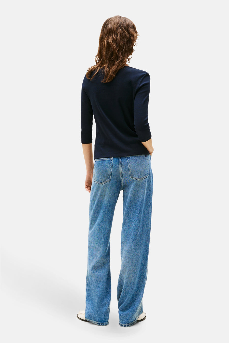 Donkerblauwe driekwartmouw T-shirt van TOMMY JEANS met kenmerkend vlaglogo aan de zijkant.