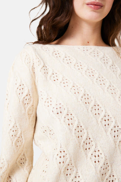 Pull écru à col rond de GARCIA, avec motif ajouré en losanges sur maille douce.