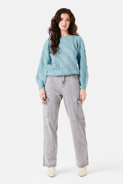 Pull bleu à col rond de GARCIA, avec motif ajouré et manches longues bouffantes.