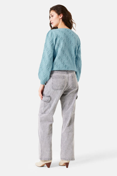Pull à col rond bleu de GARCIA avec motif ajouré sur l'ensemble, manches longues bouffantes.