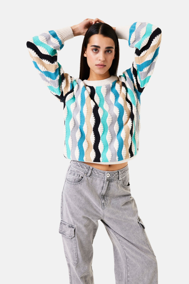 Pull multicolore à col rond de GARCIA, avec un motif ondulé et porté avec un pantalon cargo gris.
