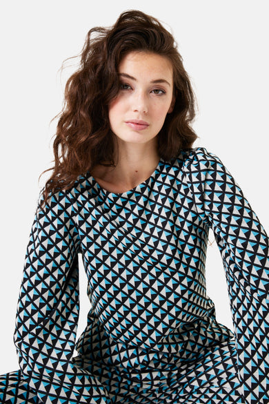 Sweat noir à col rond de GARCIA, imprimé de motifs géométriques triangles bleus et blancs.