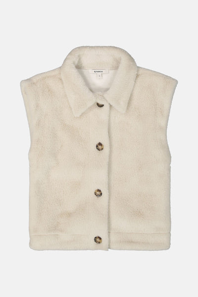 Veste sans manches en fausse fourrure écru de GARCIA, avec un col et des boutons marron.
