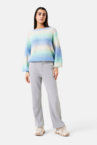 Pantalon gris de GARCIA avec couture centrale, porté avec un pull à rayures et des baskets.