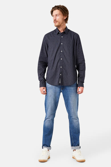 Blauw overhemd met lange mouwen van GARCIA, met print en gedragen met een spijkerbroek en sneakers.