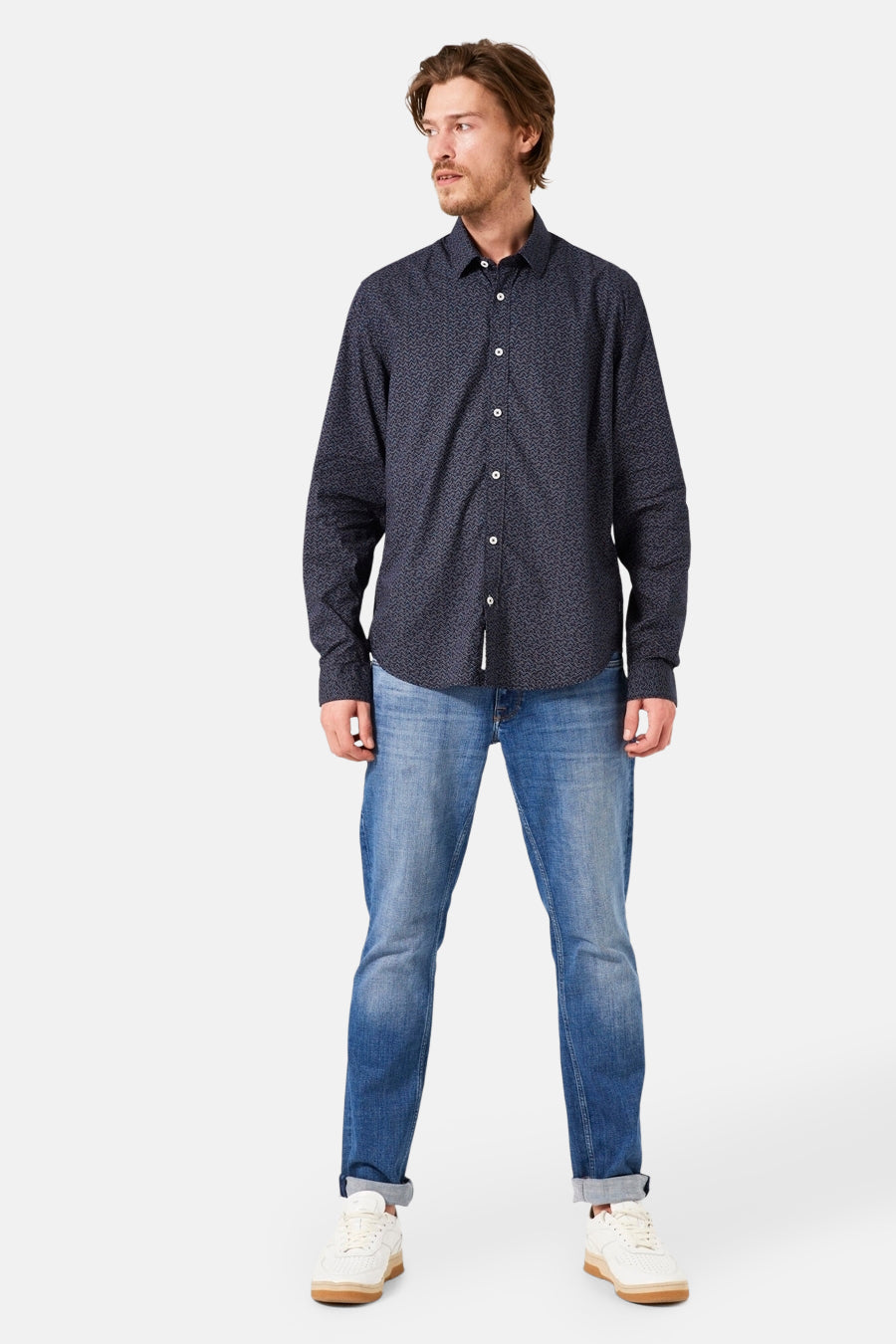 Blauw overhemd met lange mouwen van GARCIA, met print en gedragen met een spijkerbroek en sneakers.